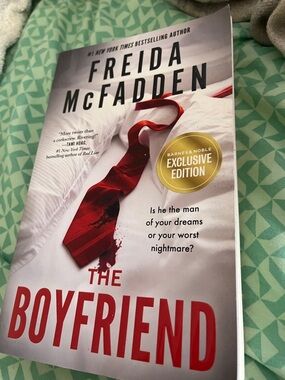 Barnes & Noble Exclusive - Freida McFadden The Boyfriend (White & Red Cover)